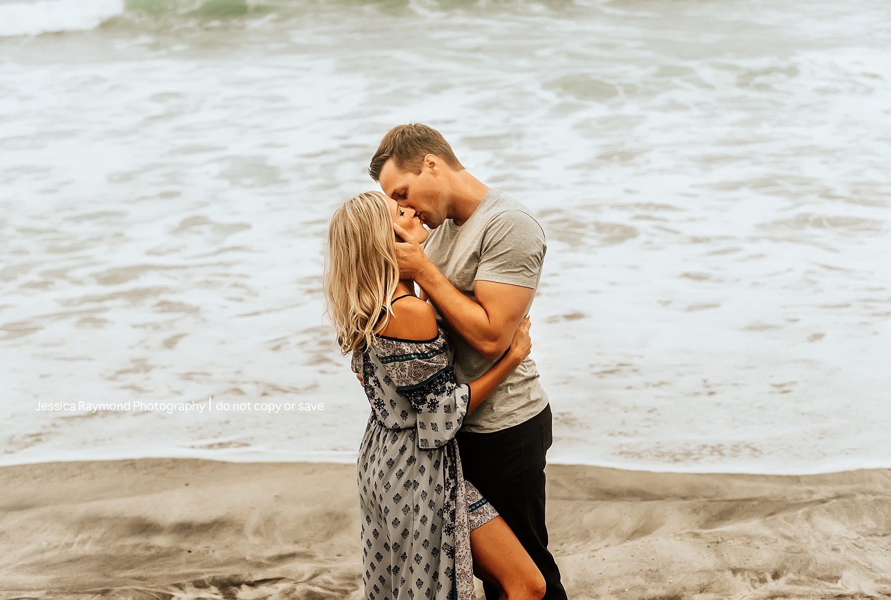 family beach pics couple pose kissing