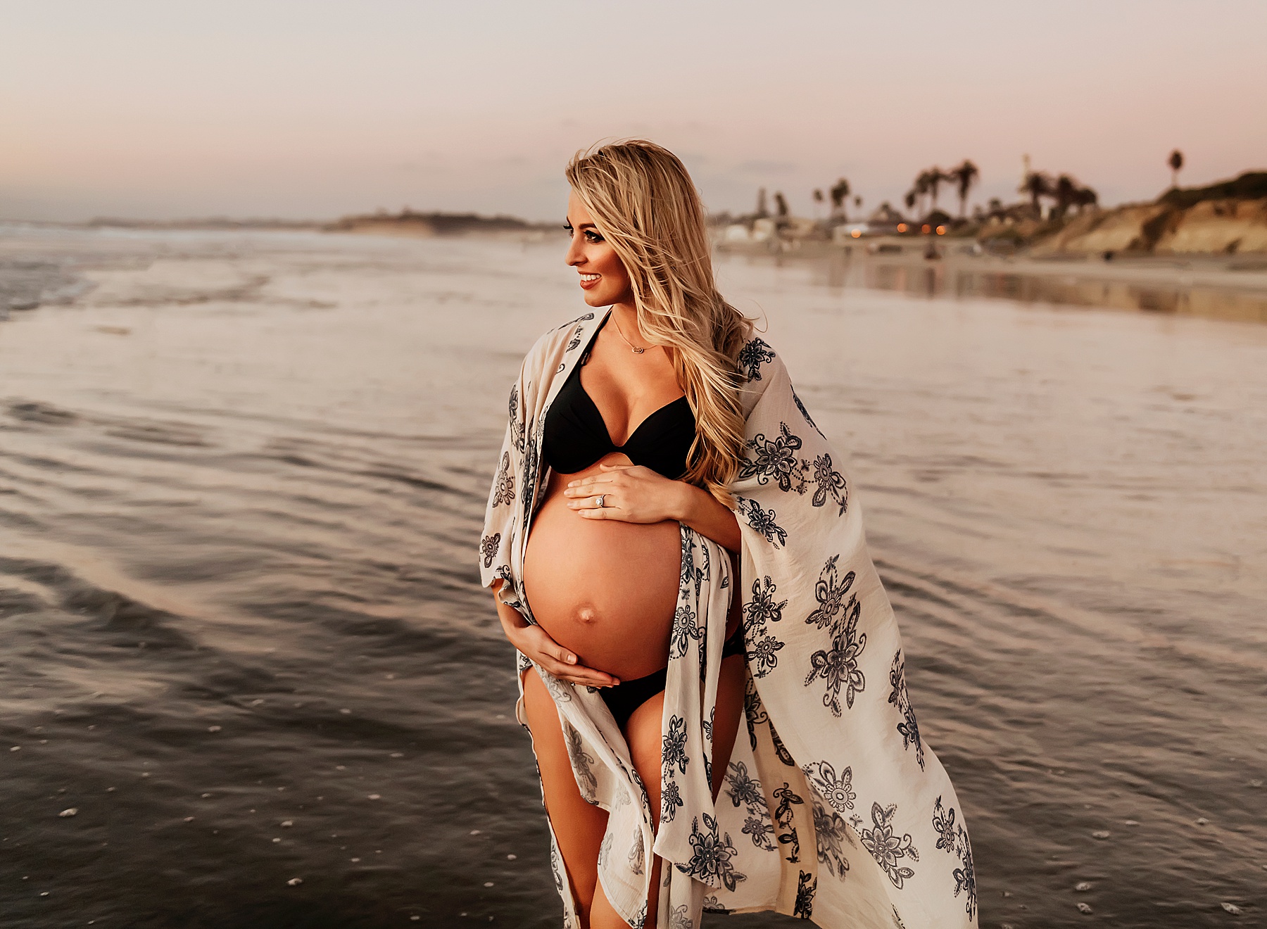 maternity photography pictures pregnant mom at beach.