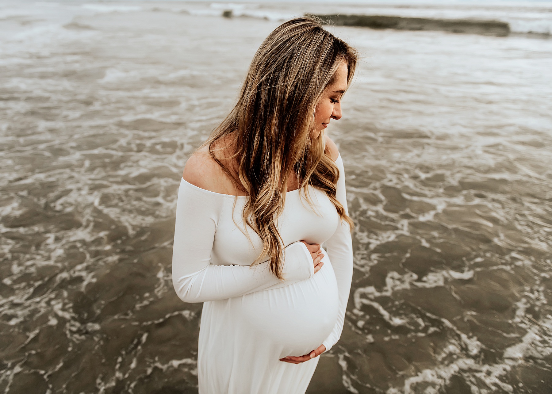 pregnancy photos expecting mom on beach