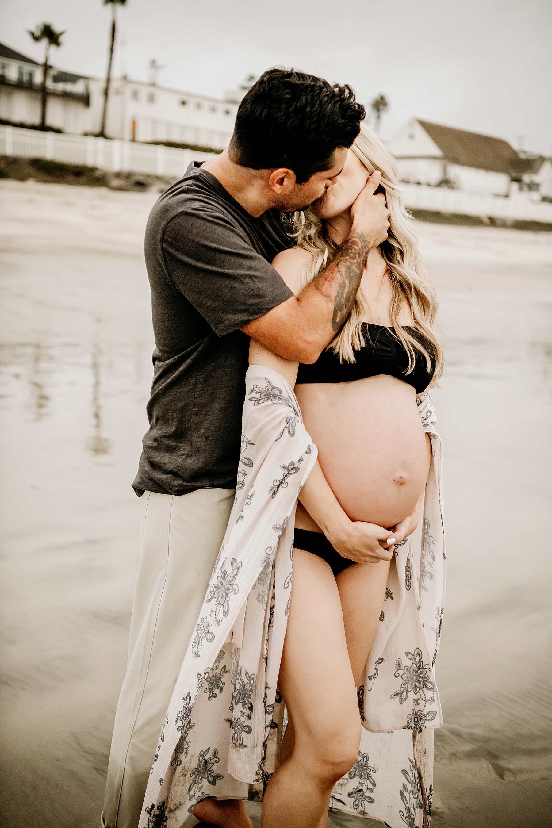 beach maternity couple pictures