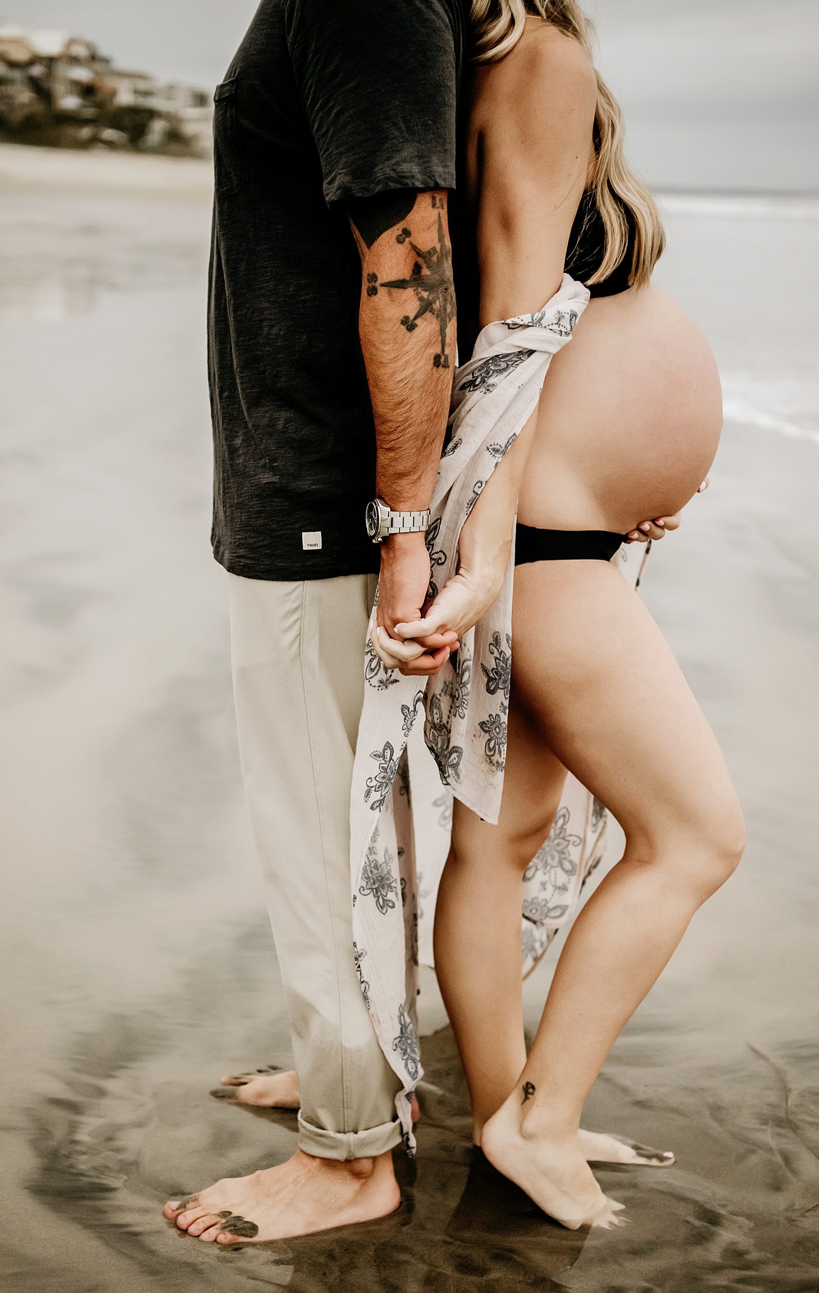 beach maternity couple pictures
