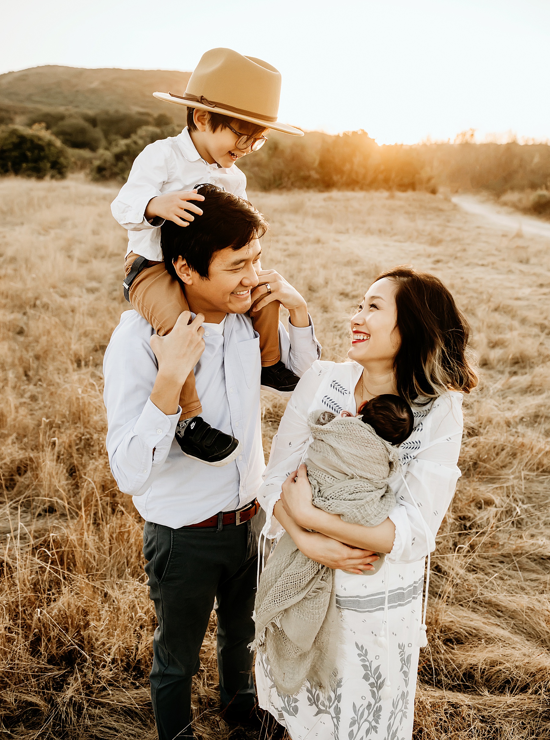 newborn pictures in open field family