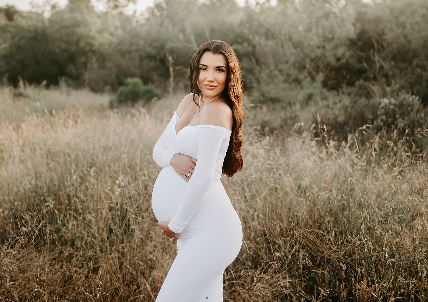 pregnancy photos in tall grass