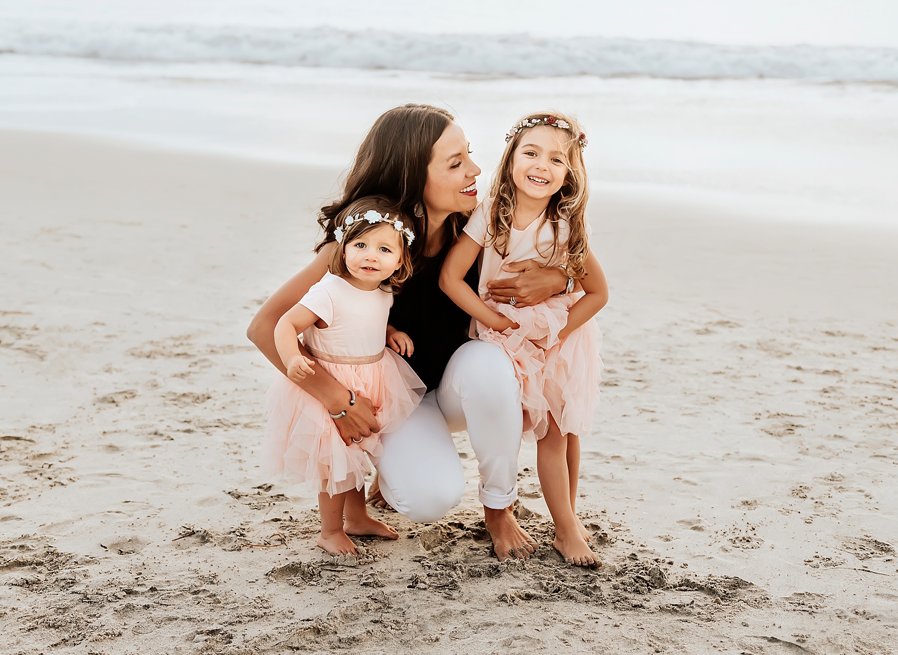 unique beach family photo ideas mom with daughters